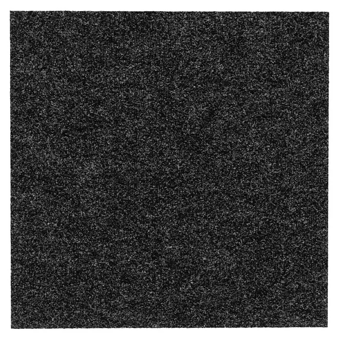 Teppichfliese Sprinter - Nadelfilz, 80 % Polypropylen, 20 % recyceltes PET, Anthrazit - Detailaufnahme einer schwarzen, robusten Schmutzfangmatte, ideal für stark frequentierte Bereiche. Die Matte fängt Schmutz und Feuchtigkeit effektiv auf.