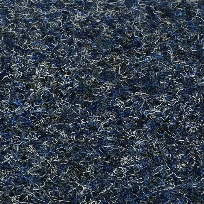 Teppichfliese Rally - Nadelfilz, 100 % Polypropylen, Jeansblau - Detailaufnahme eines blauen Teppichs mit weißen und hellblauen Fasern, der eine weiche und strukturierte Oberfläche zeigt.