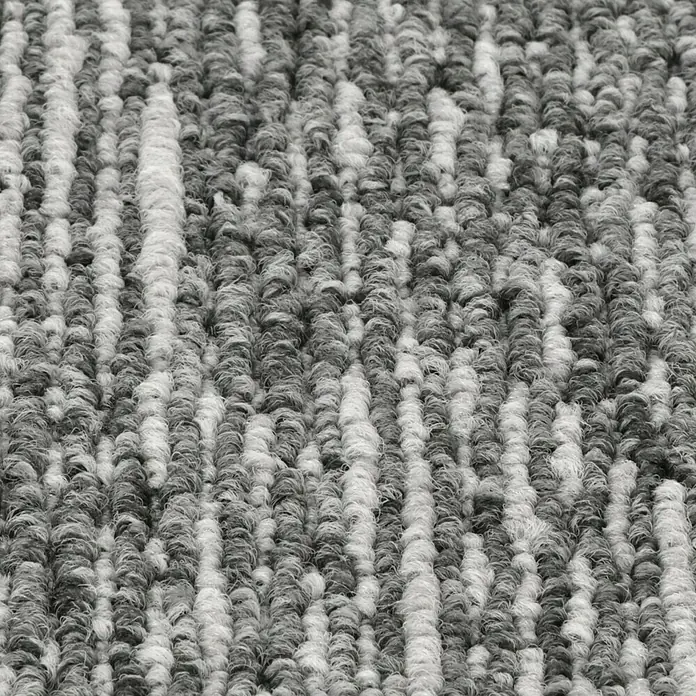 Teppichfliese Emotion - Schlinge, 100 % Polyamid SDN, Hellgrau - Detailaufnahme eines Teppichs mit melierter Textur in Grau- und Weißtönen. Das Muster besteht aus feinen Schlaufen, die dicht aneinander liegen.