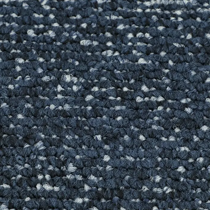Teppichfliese Explore - Schlinge, 100 % Polypropylen, Navy - Nahaufnahme eines dunkelblauen Teppichs mit hellen Sprenkeln, der eine weiche Textur und ein interessantes Muster zeigt.