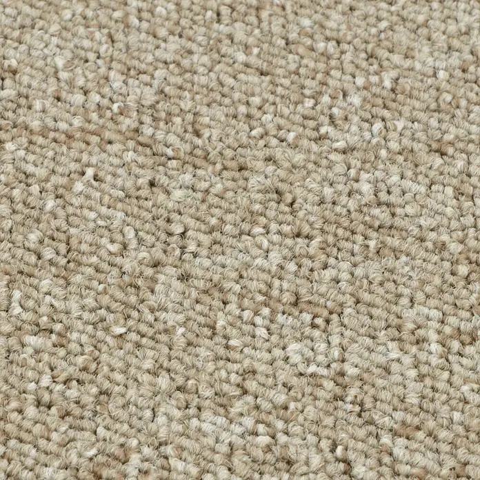 Teppichfliese Solid - Schlinge, 100 % Polyamid SDN, Beige - Detailaufnahme eines beigen Teppichs mit dichter, strukturierter Oberfläche. Ideal für Wohnräume, die Wärme und Komfort benötigen.