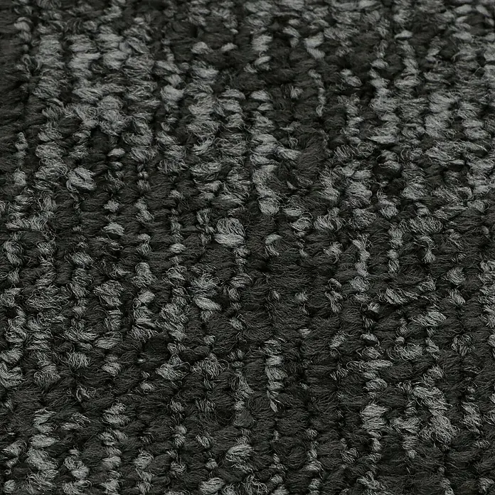 Teppichfliese Realise - Schlinge, 100 % Polypropylen, Onyx - Nahaufnahme eines strukturierten, dunkelgrauen Teppichs mit subtilen hellgrauen Akzenten, ideal für gemütliche Innenräume.