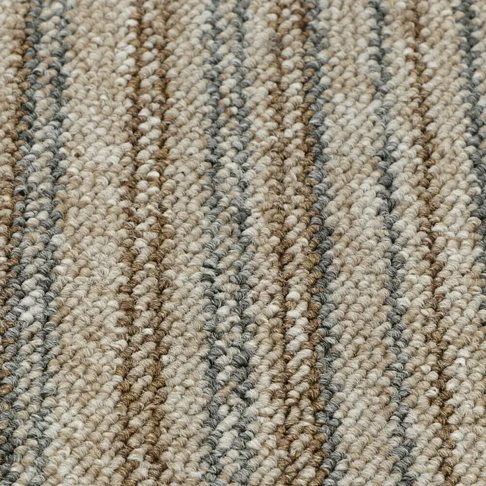 Teppichfliese Vienna - Schlinge, 100 % Polypropylen, Braun Gestreift - Nahaufnahme eines Teppichs mit braunen, beigen und grauen Streifen, der eine gemütliche und einladende Textur zeigt.