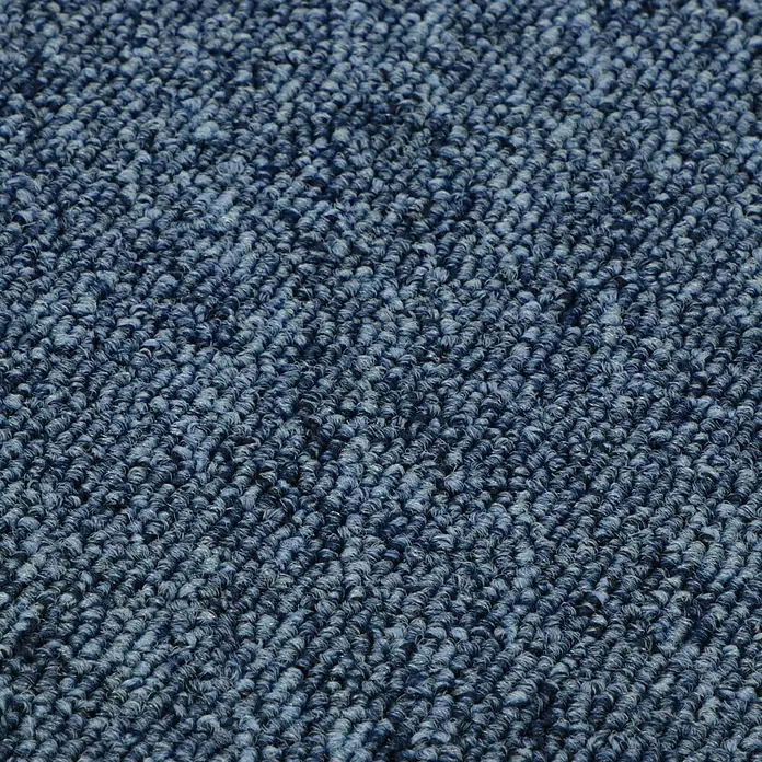 Teppichfliese Solid - Schlinge, 100 % Polyamid SDN, Blau - Nahaufnahme eines blauen Teppichs mit dichter Textur, ideal für Wohnräume.