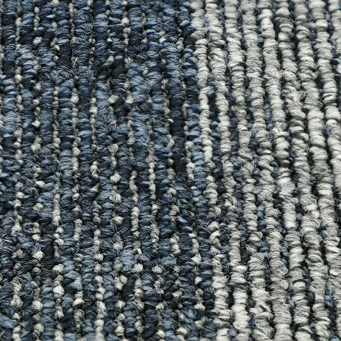 Teppichfliese Santo - 50 x 50 cm, Schlinge, 100 % Polypropylen, Dunkelblau - Nahaufnahme eines Teppichs mit einem Muster aus blauen und grauen Garnen. Die Textur des Teppichs ist dicht und strukturiert.