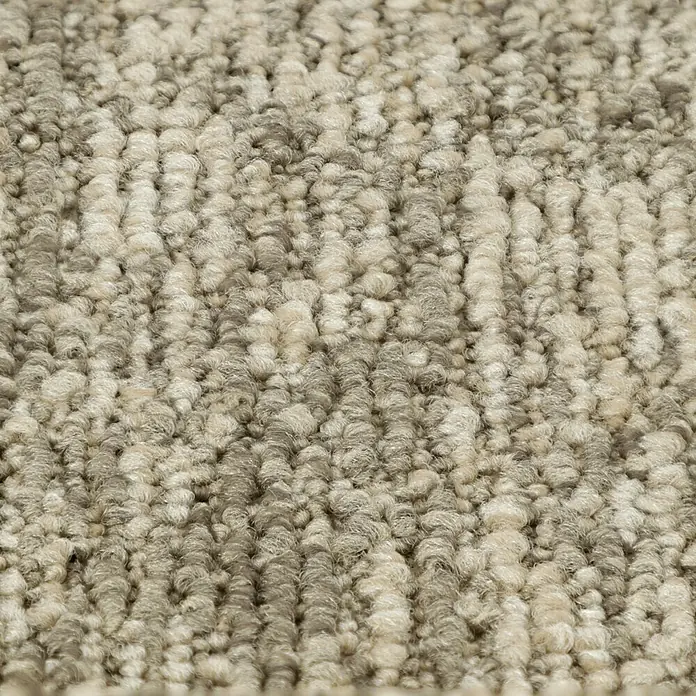 Teppichfliese Realise - Schlinge, 100 % Polypropylen, Sand - Nahaufnahme eines Teppichs mit einem Muster aus beigen und grauen Schlingen, das eine weiche und strukturierte Oberfläche zeigt.