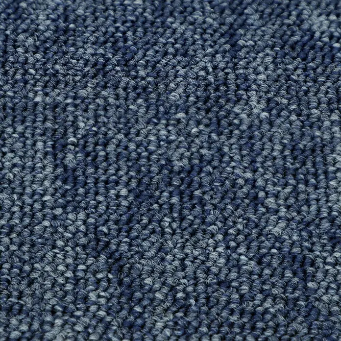 Teppichfliese Vienna - Schlinge, 100 % Polypropylen, Blau - Nahaufnahme eines strukturierten, marineblauen Teppichs mit hellblauen Akzenten, ideal für Texturdesign.
