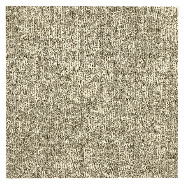 Teppichfliese Realise - Schlinge, 100 % Polypropylen, Sand - Nahaufnahme eines Teppichs mit einem feinen, strukturierten Muster in neutralen Farbtönen, ideal für moderne Wohnräume.