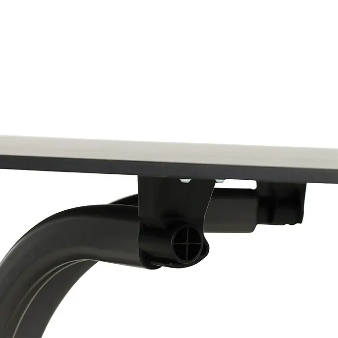 Siena Garden Urban Lights Gartenmöbel-Set Square Stuhl/Sola Tisch - 5 -tlg., Polypropylen, Anthrazit - Detailansicht eines schwarzen Möbelstücks, das durch ein graues Brett ergänzt wird, das Funktionalität und modernes Design vereint.