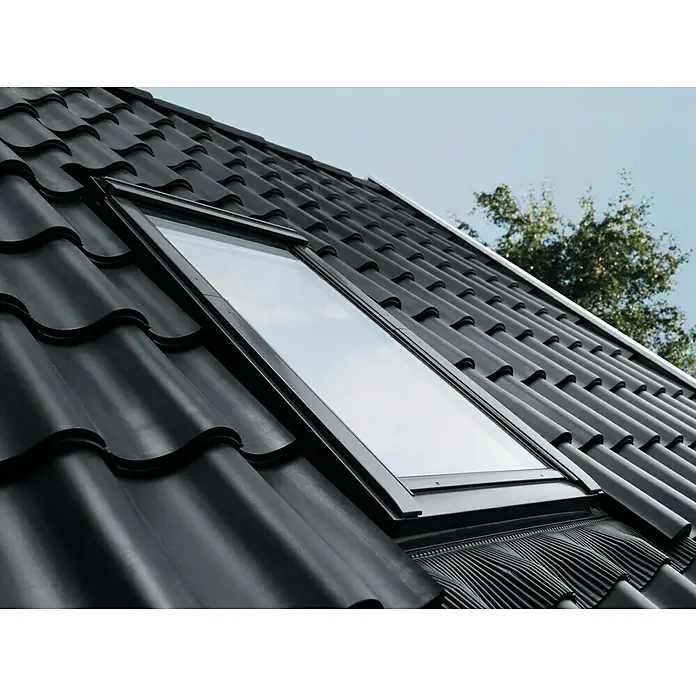 Velux Eindeckrahmen EDW 2000 MK04 - 78 x 98 cm - Nahaufnahme eines Dachfensters mit dunklem Rahmen auf einem Dach mit schwarzen Ziegeln, das natürliches Licht in den Raum bringt.