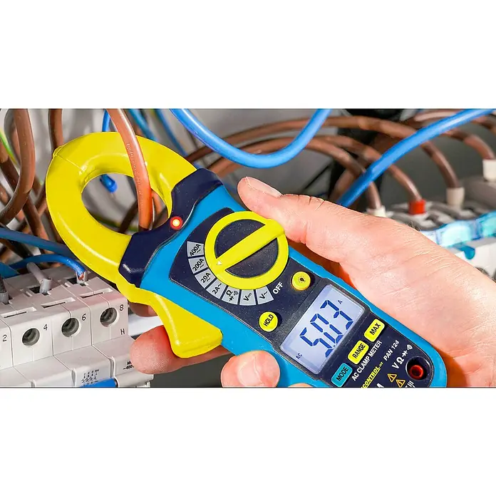 Pancontrol Digital-Stromzangen-Multimeter - Messbereich Wechselspannung: 0,1 V - 600 V, CAT III 600 V - Ein blau-gelbes Strommesszange-Multimeter wird verwendet, um den Strom in einem Stromkreis zu messen, der durch braune und blaue Drähte führt.