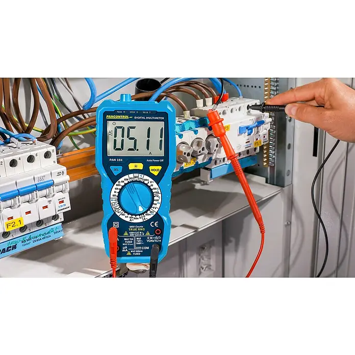 Pancontrol Digital-Multimeter True RMS - Messbereich Wechselspannung: 0,1 µV - 750 V, Messbereich Gleichspannung: 0,1 µV - 1.000 V, Messkategorie: CAT IV 600 V - Nahaufnahme eines blauen PANCONTROL Digitalmultimeters bei der Messung von elektrischen Werten in einem Schaltschrank.