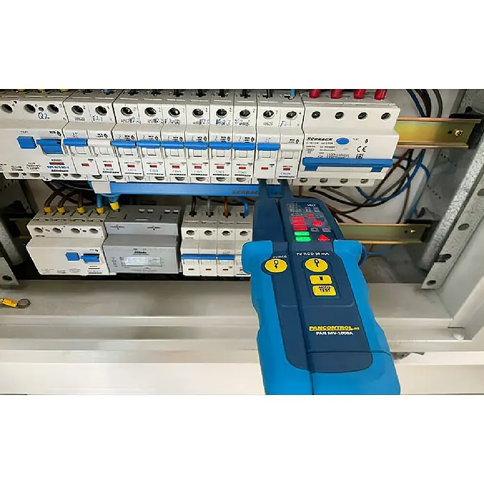 Pancontrol Spannungsprüfer PAN MV-1000A - Polanzahl: 2 Stk., Messbereich Gleichspannung: 12 V - 1.000 V, IP64 - Schaltschrank mit Sicherungen und einem blauen PANCONTROL PAN MV-1000S Messgerät, das die Anlage prüft.