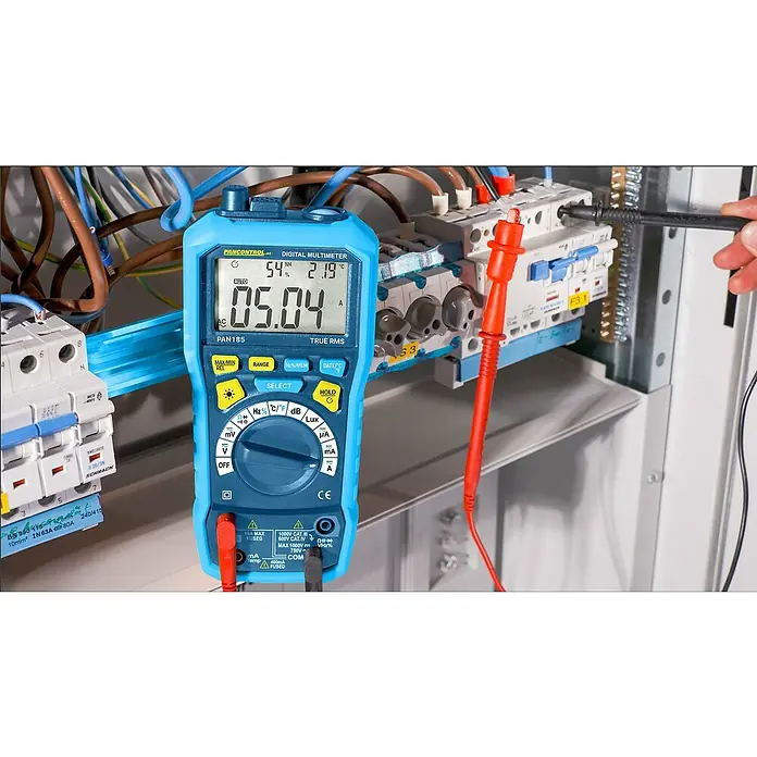Digital-Multimeter 185 - True RMS, CAT III 1.000 V, Messbereich Wechselspannung: 0,1 V - 750 V, Messbereich Temperatur: -20 °C - 1.000 °C - Nahaufnahme eines blauen PANCONTROL PAN185 Digitalmultimeters bei der Messung von Strom in einer elektrischen Anlage.