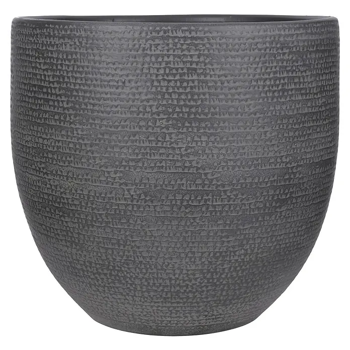 Mica Decorations Cubremaceta redondo Carrie - Dimensiones externas (Ø x Al): 39 x 36 cm, Negro, Materiales naturales - Primer plano de una maceta texturizada de color carbón con forma redondeada, ideal para espacios interiores y exteriores.