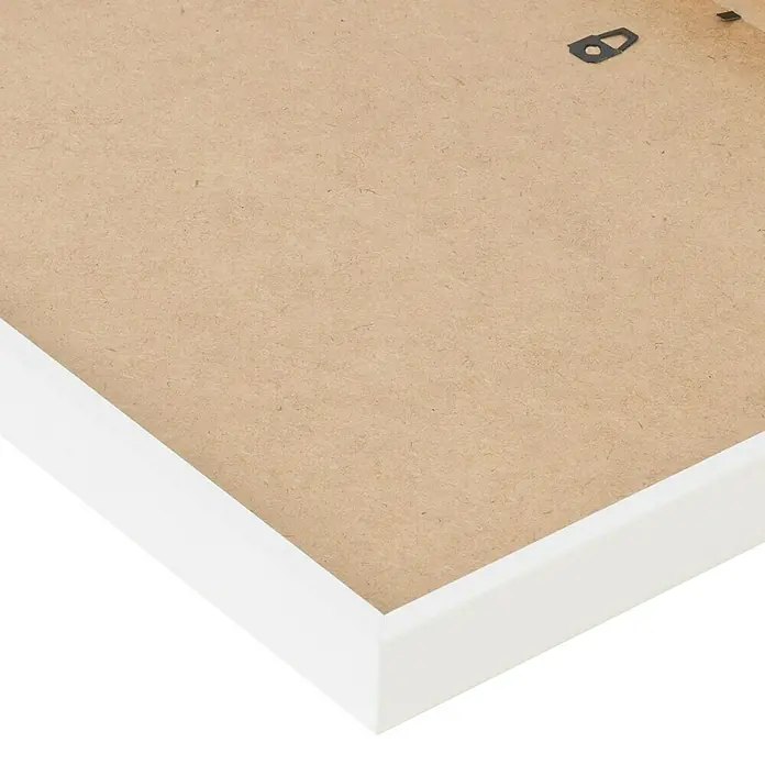 Marco de fotos Dalia - 50 x 70 cm, Blanco, Vidrio - Primer plano del reverso de un marco blanco con tablero marrón y colgador, ideal para impresiones artísticas y fotos.