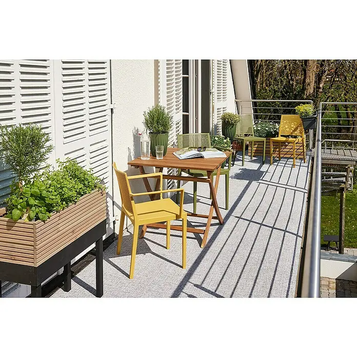 Siena Garden Urban Lights Gartenmöbel-Set Square Sessel/Paco Tisch - 3 -tlg., Polypropylen, Melamin, Mustard/Anthrazit - Balkonszene mit einem Holztisch, umgeben von gelben und grünen Stühlen, sowie bepflanzten Blumenkästen und einer Außentreppe.