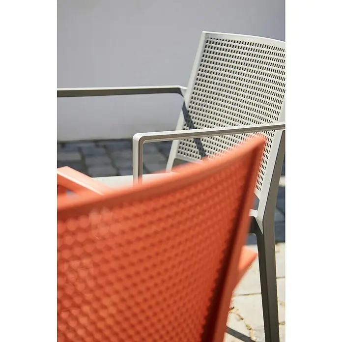 Siena Garden Urban Lights Gartenmöbel-Set Square Sessel/Paco Tisch - 3 -tlg., Polypropylen, Melamin, Taupe/Anthrazit - Nahaufnahme von perforierten Gartenstühlen in Orange und Weiß, die modernes Design und Komfort im Freien vereinen.