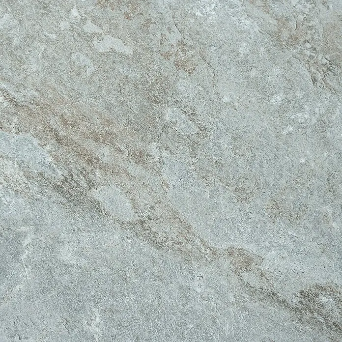 Terrassenfliese Nevada - 40 x 80 x 2 cm, Grau, Matt - Nahaufnahme einer grauen Schieferplatte mit feinen Rissen und natürlichen Mustern, ideal als Hintergrund oder Textur.