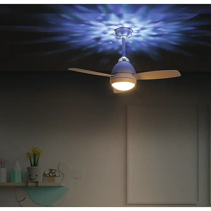 Sulion Ventilador de techo Luca - Blanco, 97 cm, 24 W, RGB - Ventilador de techo con iluminación en una habitación oscura. El ventilador tiene efectos de luz azul en el techo y una luz blanca cálida.