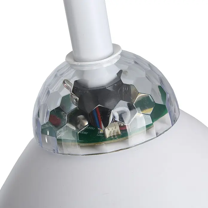 Sulion Ventilador de techo Luca - Blanco, 97 cm, 24 W, RGB - Primer plano de un foco de techo LED blanco, con una cúpula facetada y transparente que muestra la electrónica interna.