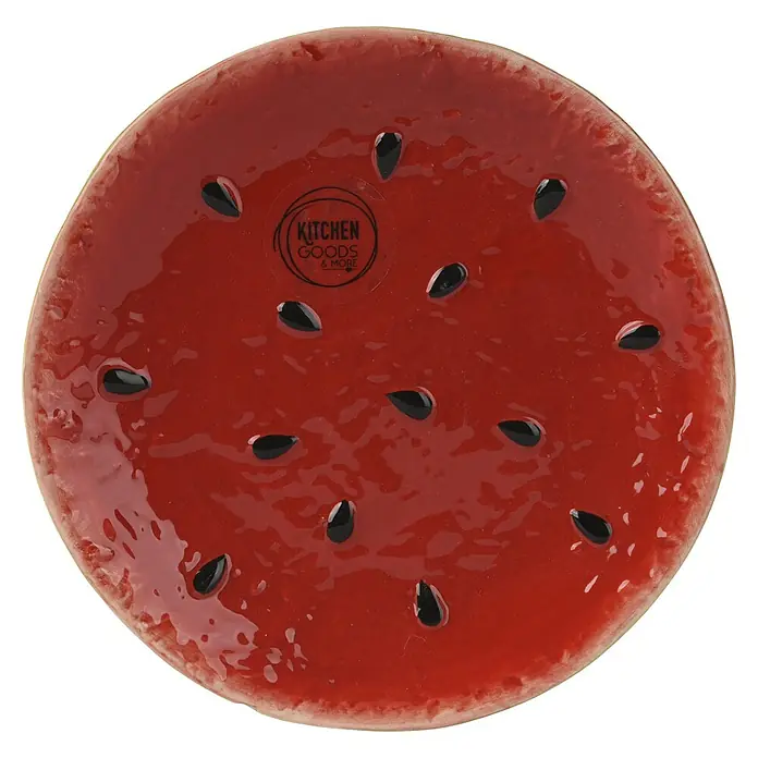 Bol Sandía - Ø x Al: 15 x 6 cm, Redonda, Verde/Rojo - Primer plano de un plato redondo con diseño de sandía, adornado con tonos rojos y semillas negras. Se ve una pegatina con utensilios de cocina.