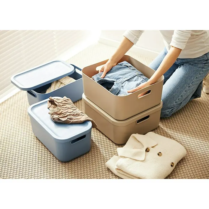 Rotho Aufbewahrungsbox - L x B x H: 39,5 x 23,5 x 17,7 cm, Kunststoff, Horizonblau, 12 l - Aufbewahrungsboxen in Beige und Blau, ideal für die Organisation von Kleidung und Textilien im Haushalt.