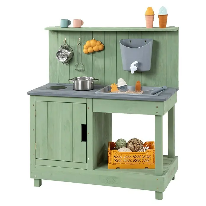 Muddy Buddy Matschküche Mud Expert - 80 x 40 x 90 cm, Holz, Eukalyptus - Ein detailreiches Bild einer grünen Outdoor-Spielküche mit diversem Zubehör, ideal für fantasievolles Spielen im Freien.