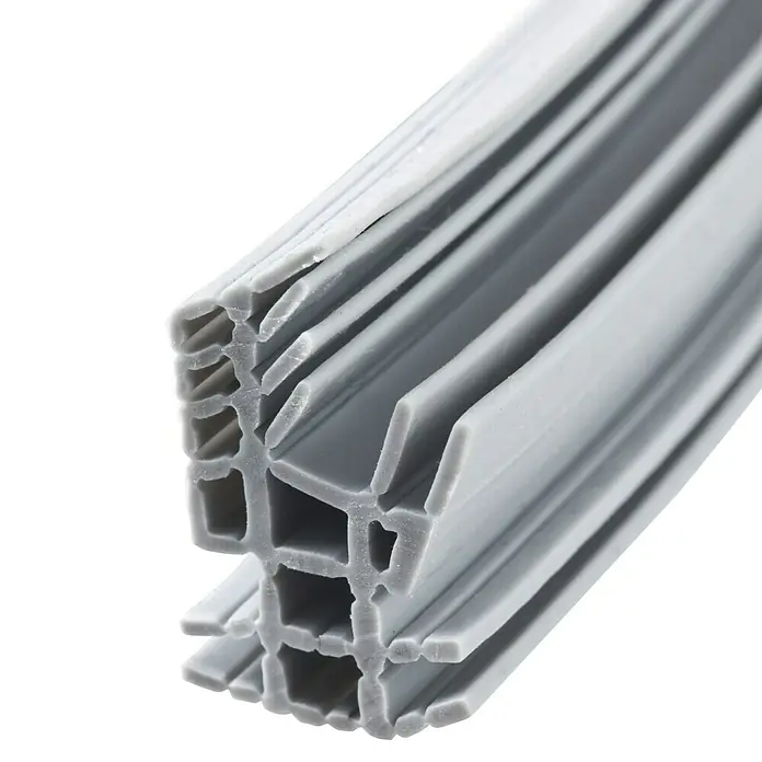 Solid Elements Universaldichtung - Grau, 5 m, Passend für: Stahl- und Metallzargen - Nahaufnahme einer grauen Dichtung mit komplexem Profil für vielfältige Anwendungen. Perfekt für Fenster und Türen zur Abdichtung.