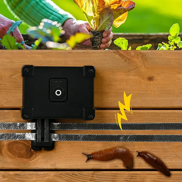 Dobar Schnecken-Stopp Slug-Shock - Länge: 10 m - Schwarzes Schneckenzaun-Steuergerät an einem Hochbeet aus Holz, schützt Pflanzen mit einer elektrischen Barriere.