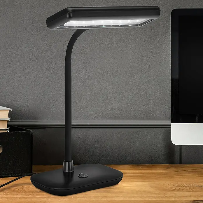 Briloner LED-Tischleuchte Daylight8 W, L x B x H: 23 x 12 x 44 cm, Schwarz, Tageslichtweiß - Naheaufnahme einer stilvollen schwarzen Schreibtischlampe mit LED-Beleuchtung auf einem Holztisch, die eine elegante und moderne Atmosphäre schafft.