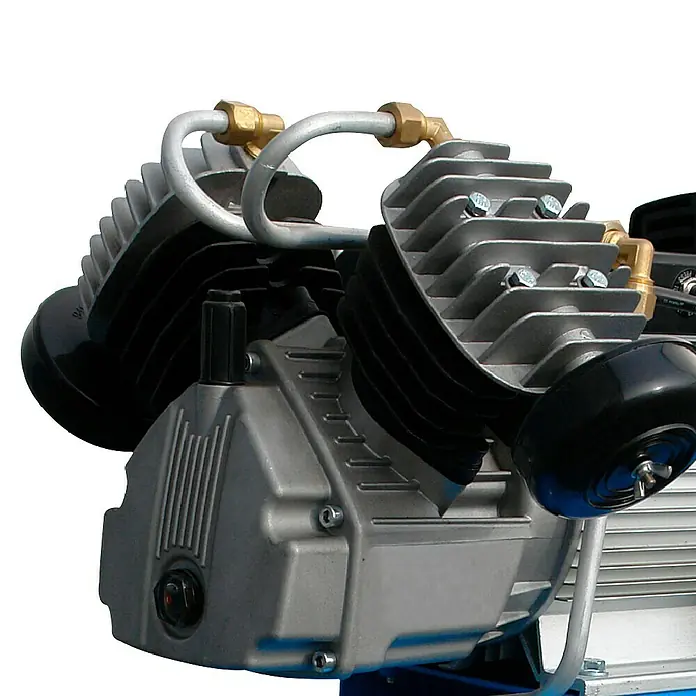 Güde Kompressor 400/10/50 N - 2.200 W, Max. Druck: 10 bar, 10 l, Schmierung: Ölgeschmiert - Nahaufnahme eines silbergrauen Kompressorpumpenkopfs mit schwarzen Kühlrippen und Metallverbindungsrohren.