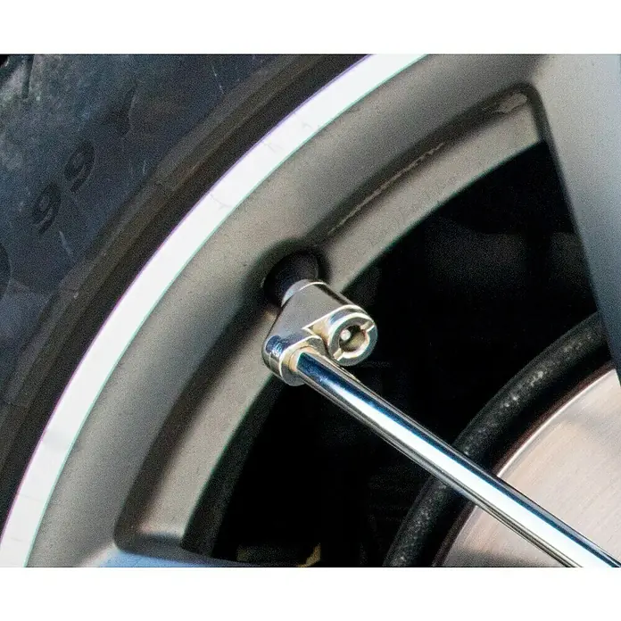 Güde Reifenfüllmesser V 12 Pro - Schwarz/blau, Schlauchlänge: 830 mm - Silbernes Reifenmanometer am Autoreifenventil zur Druckprüfung angeschlossen.