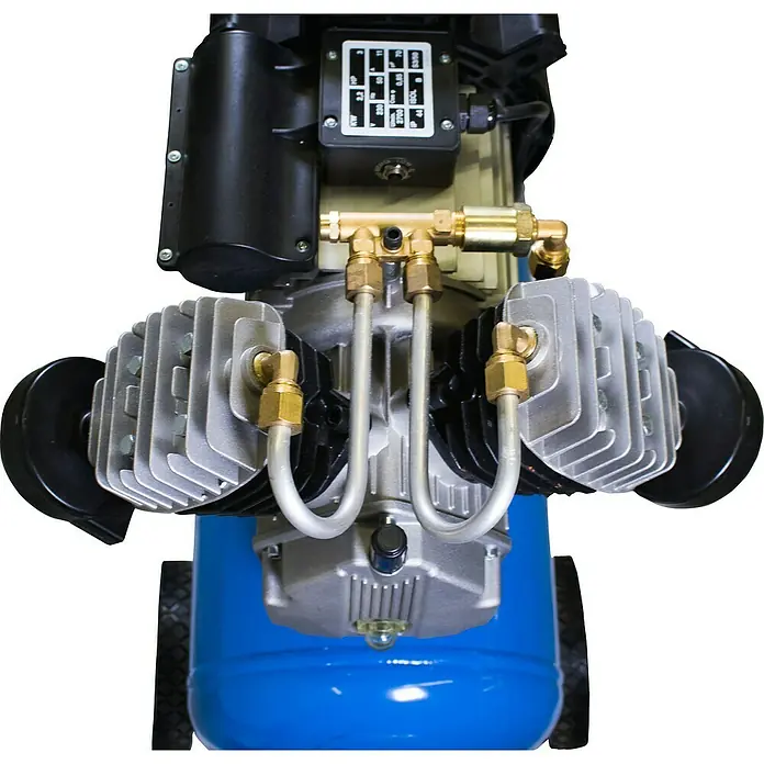 Güde Kompressor 400/10/50 N - 2.200 W, Max. Druck: 10 bar, 10 l, Schmierung: Ölgeschmiert - Blauer Luftkompressor mit zwei grauen Zylinderköpfen, goldenen Messingarmaturen und silbernen Rohren. Eine schwarze Schaltbox ist oben montiert.