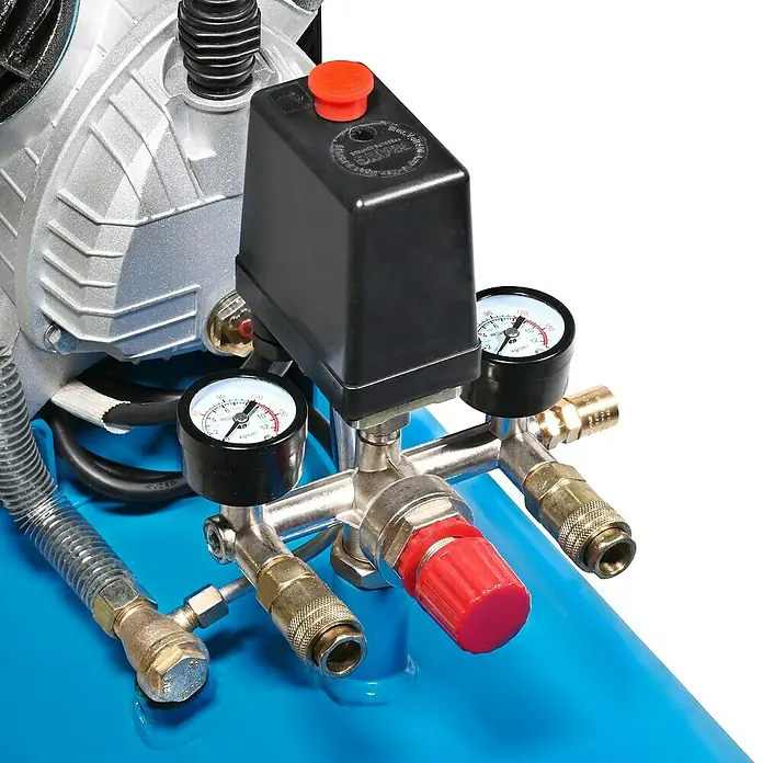 Güde Kompressor 412/8/100 - 2.200 W, Max. Druck: 8 bar, 100 l, Schmierung: Ölgeschmiert - Bedienfeld eines Luftkompressors mit schwarzem Druckschalter, rotem Regelknopf, zwei Manometern und Messing-Schnellkupplungen am blauen Tank.