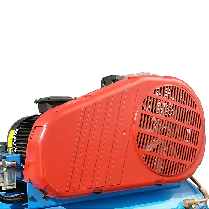 Güde Kompressor 635/10/90 Pro - 3.000 W, Max. Druck: 10 bar, 100 l, Schmierung: Ölgeschmiert - Nahaufnahme eines rot-blauen Kompressors mit roter Schutzabdeckung über Motor und Ventilator.