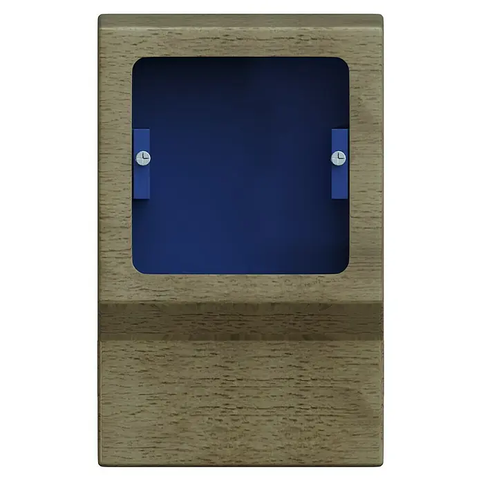 GGK Gerätetank - 1-fach, Buche, Passend für: Sockelleistenkanal SL 20x50 - Nahaufnahme einer Holzvitrine mit blauem Hintergrund und zwei blauen Halterungen mit Schrauben.