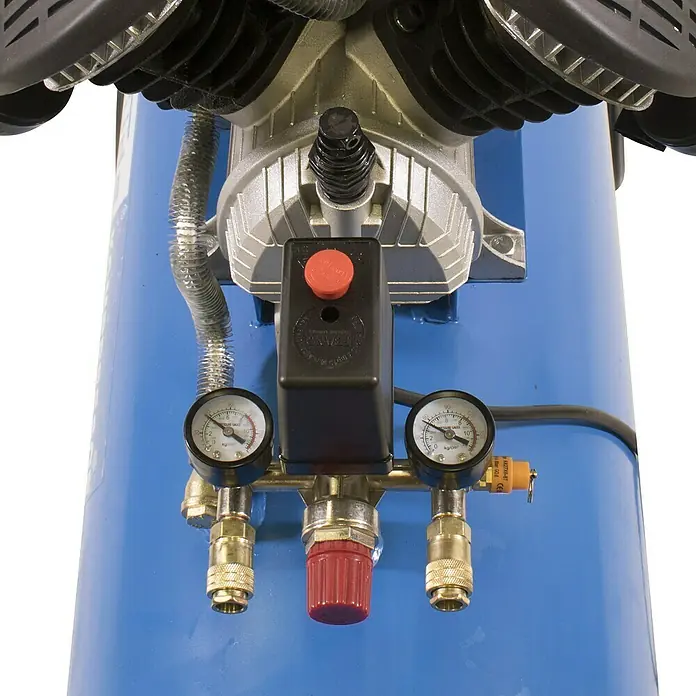 Güde Kompressor 412/8/100 - 2.200 W, Max. Druck: 8 bar, 100 l, Schmierung: Ölgeschmiert - Blaues Druckluftkompressor-Bedienfeld mit schwarzem Druckschalter, zwei Manometern, rotem Regler und Schnellkupplungen.