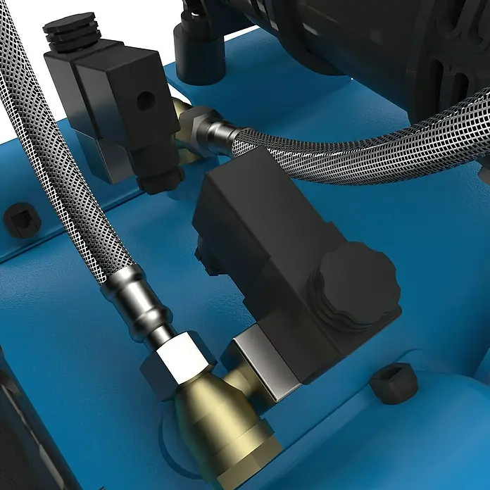 Güde Flüsterkompressor Airpower 275/8/50 Silent - 1.500 W, Max. Druck: 8 bar, 50 l, Schmierung: Ohne - Verbundene Komponenten eines Kompressors: metallische Maschenschläuche, Messingarmaturen und schwarze Kunststoffteile auf blauem Gehäuse.