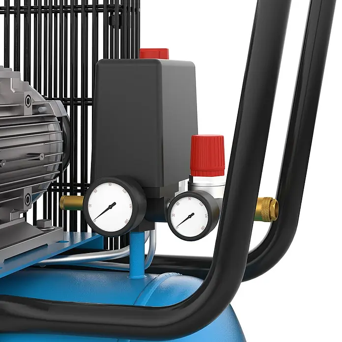 Güde Kompressor 580/10/50/400V - 2.200 W, Max. Druck: 10 bar, 50 l, Schmierung: Ölgeschmiert - Nahaufnahme des Bedienfelds eines Luftkompressors mit zwei Manometern, einem roten Reglerknopf und einer schwarzen Elektrikbox. Teile des blauen Tanks und des silbernen Motors sind sichtbar.