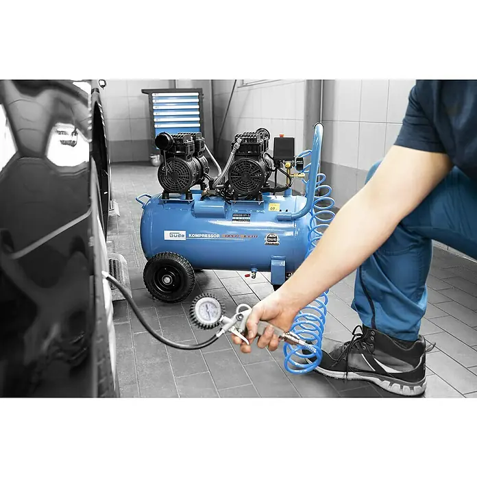 Güde Flüsterkompressor Airpower 275/8/50 Silent - 1.500 W, Max. Druck: 8 bar, 50 l, Schmierung: Ohne - Blauer "Super Silent" Kompressor füllt einen Autoreifen, bedient von einer Person.
