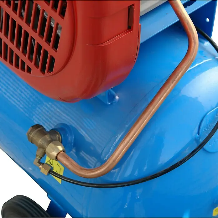 Güde Kompressor 635/10/90 Pro - 3.000 W, Max. Druck: 10 bar, 100 l, Schmierung: Ölgeschmiert - Nahaufnahme eines blauen Kompressortanks mit rotem Motorgehäuse, Kupferrohr und Messingventil.