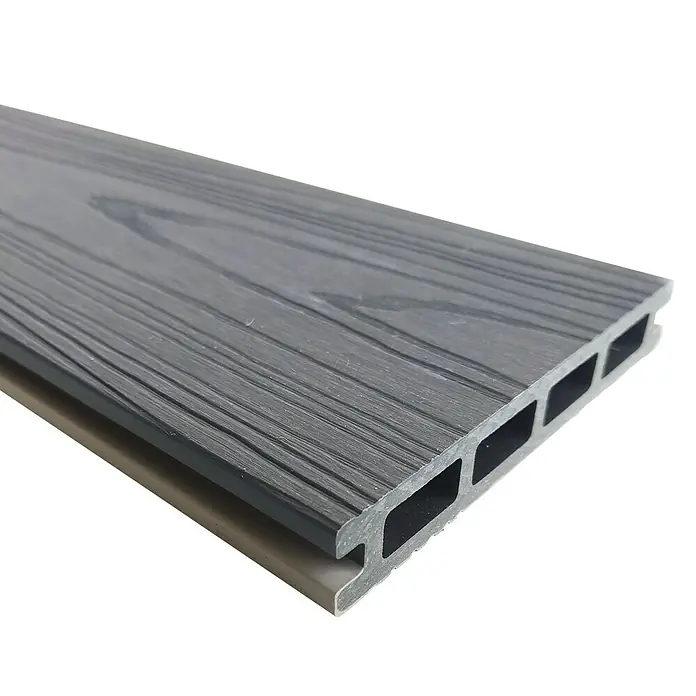 Dioco Tablón para terraza WPC Duratech - L x An x Es: 220 x 14,2 x 2,3 cm, Arena/Gris, 1 ud. - Primer plano de una tabla de terraza WPC gris con perfil de cámara hueca y veta de madera. Ideal para exteriores.