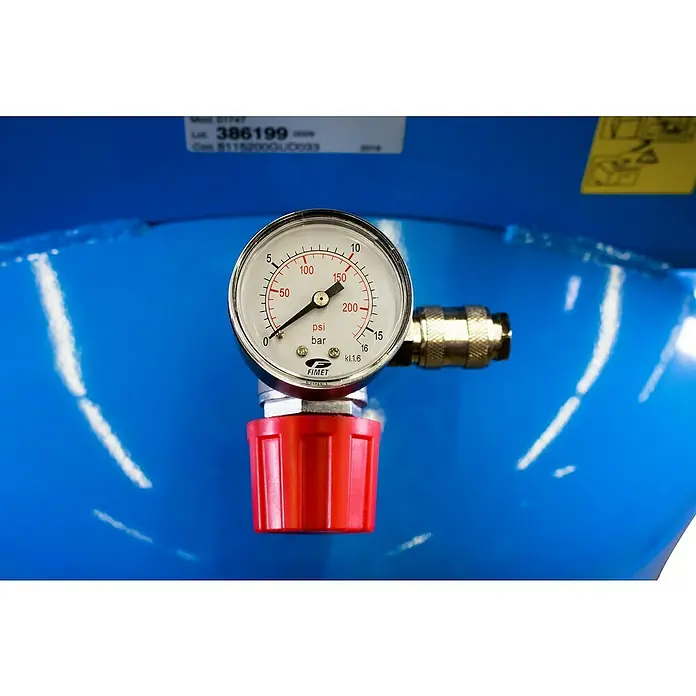 Güde Kompressor 480/10/200 ST - 3.000 W, Max. Druck: 10 bar, 200 l, Schmierung: Ölgeschmiert - Nahaufnahme eines Druckmessers mit rotem Einstellknopf an einem blauen Lufttank, zeigt psi und bar.