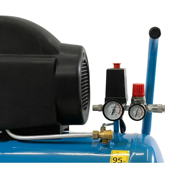 Güde Kompressor Set 301/10/50 - 1.800 W, Max. Druck: 10 bar, 50 l, Schmierung: Ölgeschmiert - Nahaufnahme eines Luftkompressors mit schwarzem Motorgehäuse, blauem Tank und Bedienfeld mit zwei Manometern und rotem Regler.