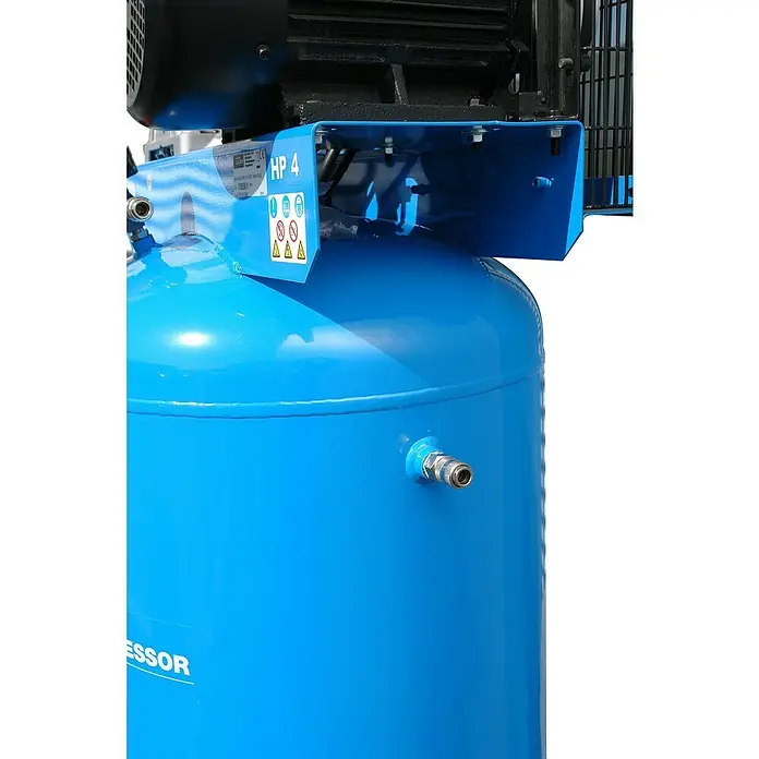 Güde Kompressor 480/10/200 ST - 3.000 W, Max. Druck: 10 bar, 200 l, Schmierung: Ölgeschmiert - Heller blauer Industriekompressor, der seinen großen Druckbehälter, die Motorhalterung und einen Schnellanschluss zeigt.