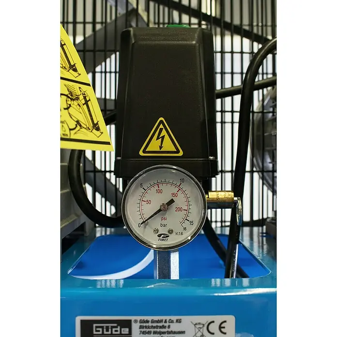Güde Kompressor 480/10/200 ST - 3.000 W, Max. Druck: 10 bar, 200 l, Schmierung: Ölgeschmiert - Nahaufnahme des schwarzen Bedienfelds eines blauen Kompressors mit gelbem Warnsymbol für Stromschlag und FIMET-Manometer (psi/bar).