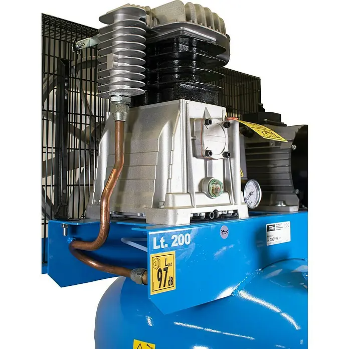 Güde Kompressor 480/10/200 ST - 3.000 W, Max. Druck: 10 bar, 200 l, Schmierung: Ölgeschmiert - Nahaufnahme eines Kompressors mit silbernem Kopf, schwarzem Motor, Kupferleitungen und blauem Tank, der Kühlrippen und ein Manometer zeigt.