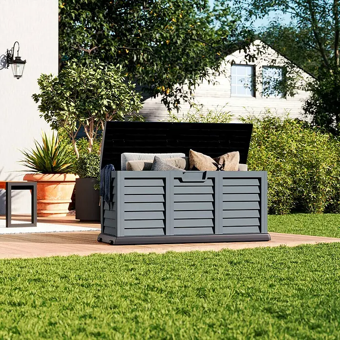 Siena Garden Gartenbox Jumbo XXL - 140 x 61 x 69 cm, Silbergrau/Schwarz - Eine graue Gartenbox mit geöffnetem Deckel, gefüllt mit Kissen und Decken, steht auf einer Holzterrasse im Garten.