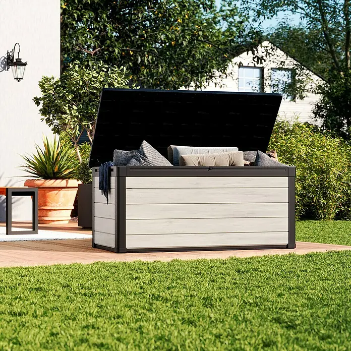 Keter Gartenbox Denali - 151,7 x 72,5 x 70 cm, Kunststoff - Eine geräumige Gartenbox mit hellem Holzdesign und schwarzem Rahmen, ideal zur Aufbewahrung von Kissen und Gartenzubehör. Praktisch und stilvoll!